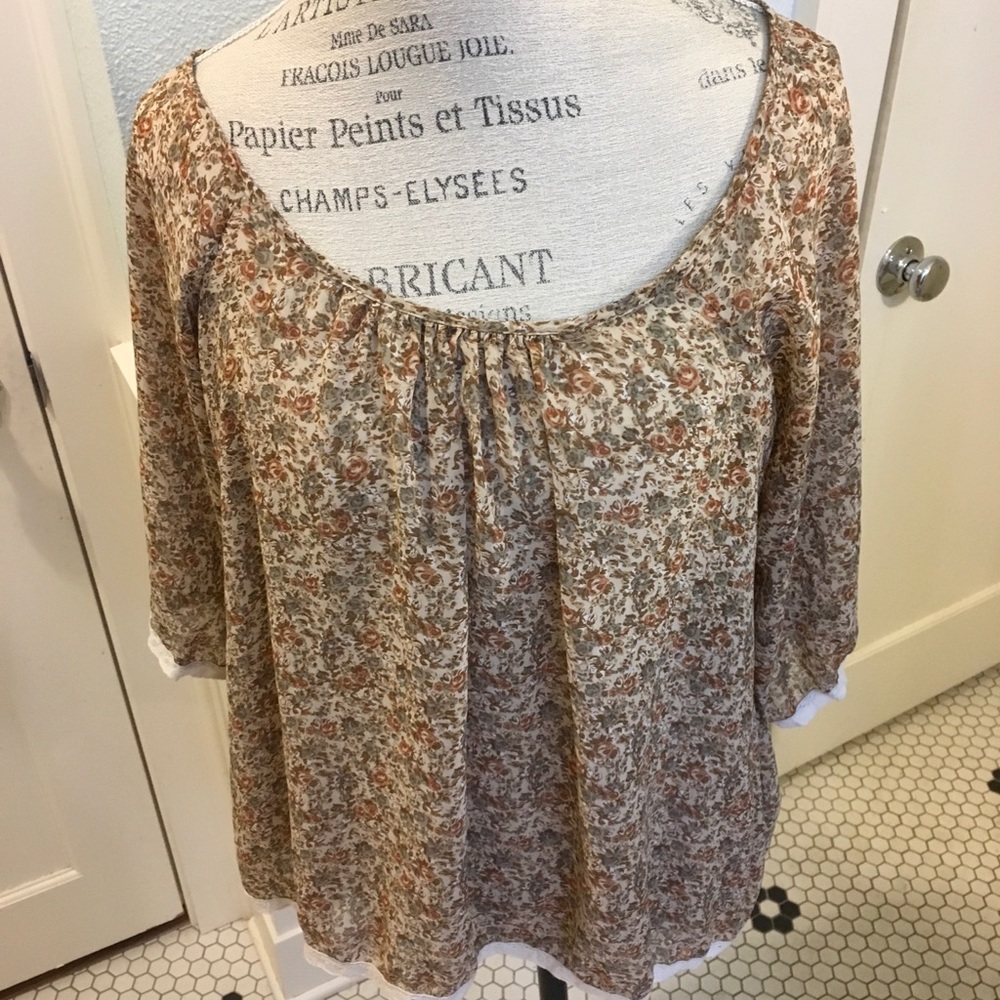 Flowy floral summer 3/4 sleeve top w/lace